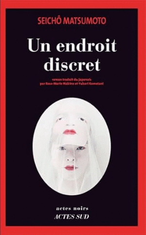 UN ENDROIT DISCRET (FRANCÉS) (ESQUINAS ALGO ROZADAS)