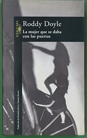 LA MUJER QUE SE DABA CON LAS PUERTAS ( PEQUEÑO ROTO EN CONTRAPORTADA)