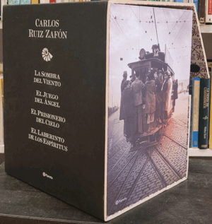 TETRALOGÍA EL CEMENTERIO DE LOS LIBROS OLVIDADOS EN ESTUCHE MADERA. (TAPA DURA)